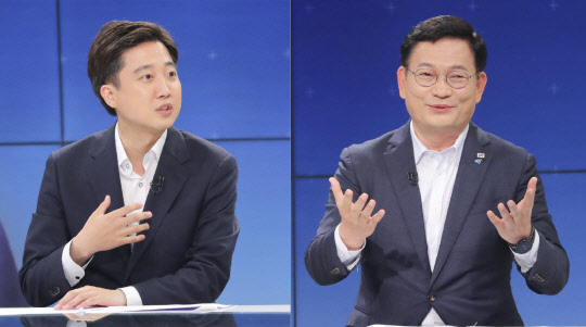 송영길(오른쪽) 민주당 대표와 이준석 국민의힘 대표가 21일 SBS 주영진의 뉴스브리핑에서 토론을 하고 있다. 국회사진기자단=연합뉴스